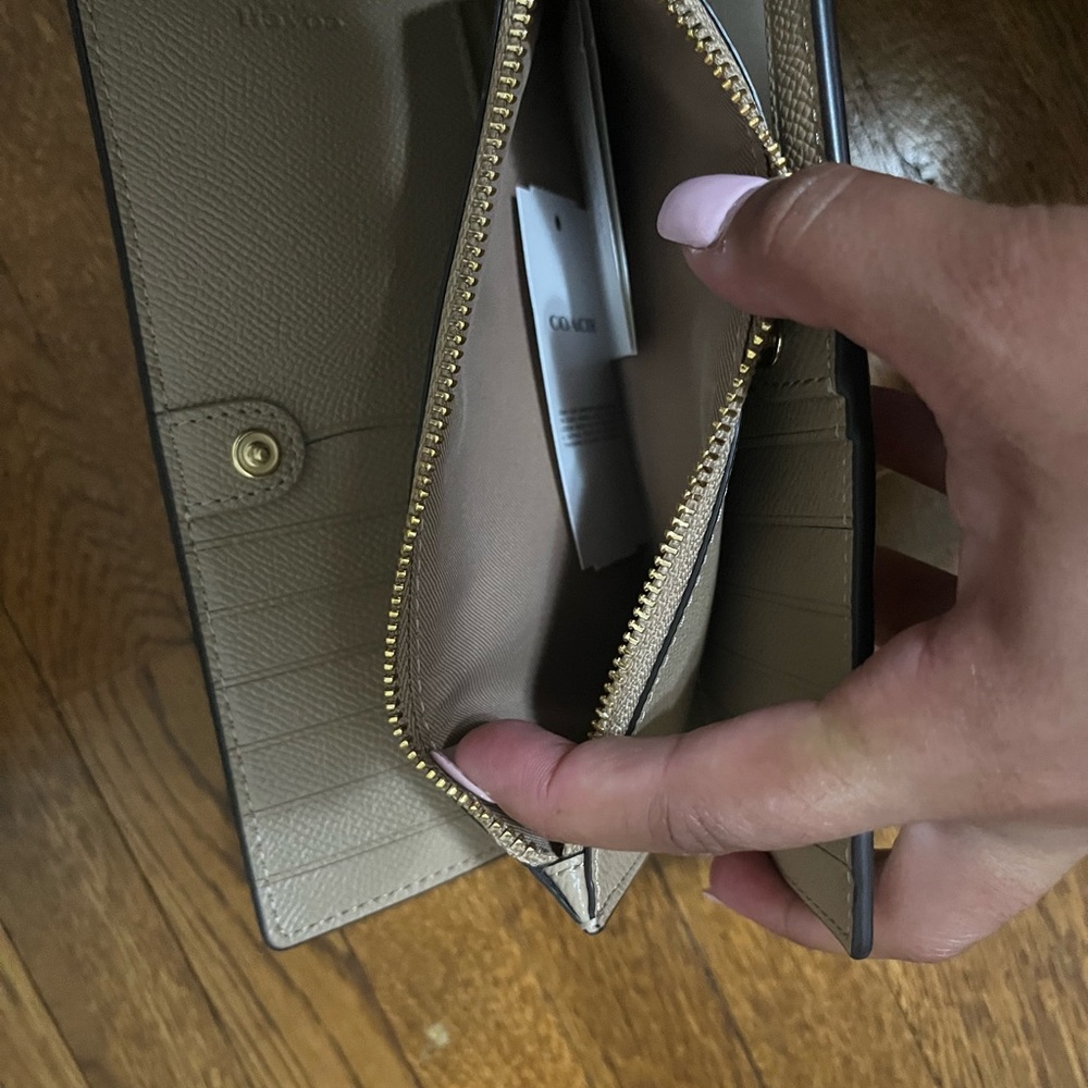 Coach: Ivory Snap Wallet☁️ - Picture 7 of 7